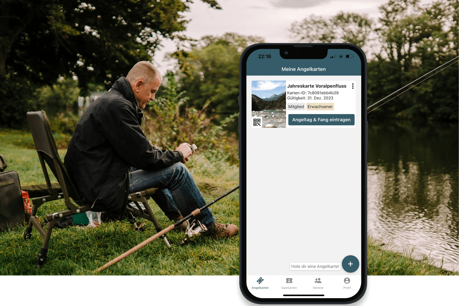 Angler am Gewässer und digitale Jahreskarte in der Angelroute-App